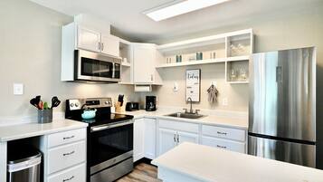 Appartement Premium, 1 trÚs grand lit, non-fumeurs (The Flat on 9th- Downstairs) | Cuisine privée | Mini réfrigérateur, micro-ondes, serviettes en papier