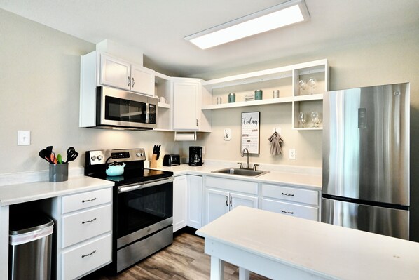 The Bluebonnet Suite | Private kitchen | Mini-fridge, microwave, paper towels - Blanco County Inn (Blanco)