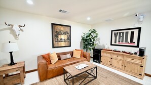Lobby sitting area - Blanco County Inn (Blanco)