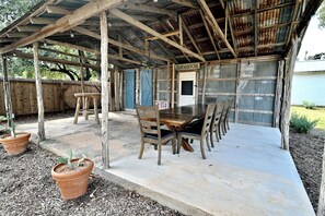 Terrace/patio - Blanco County Inn (Blanco)