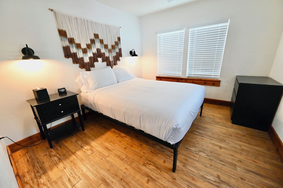 The Roundup | 1 bedroom, soundproofing, iron/ironing board, free WiFi