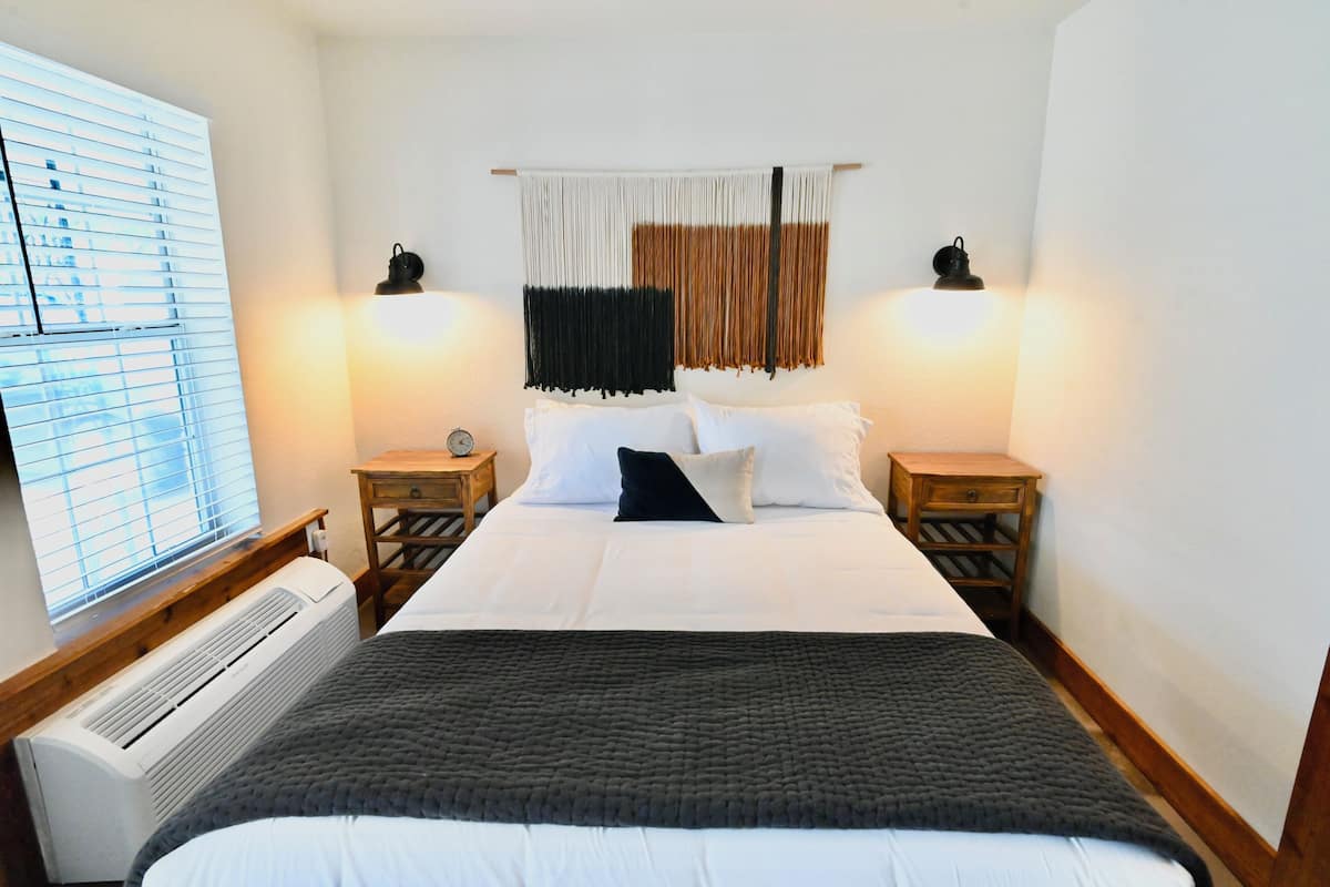 Economy | Soundproofing, iron/ironing board, WiFi (free), bed sheets