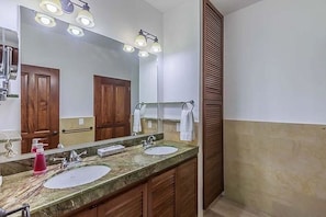 Villa | Bathroom