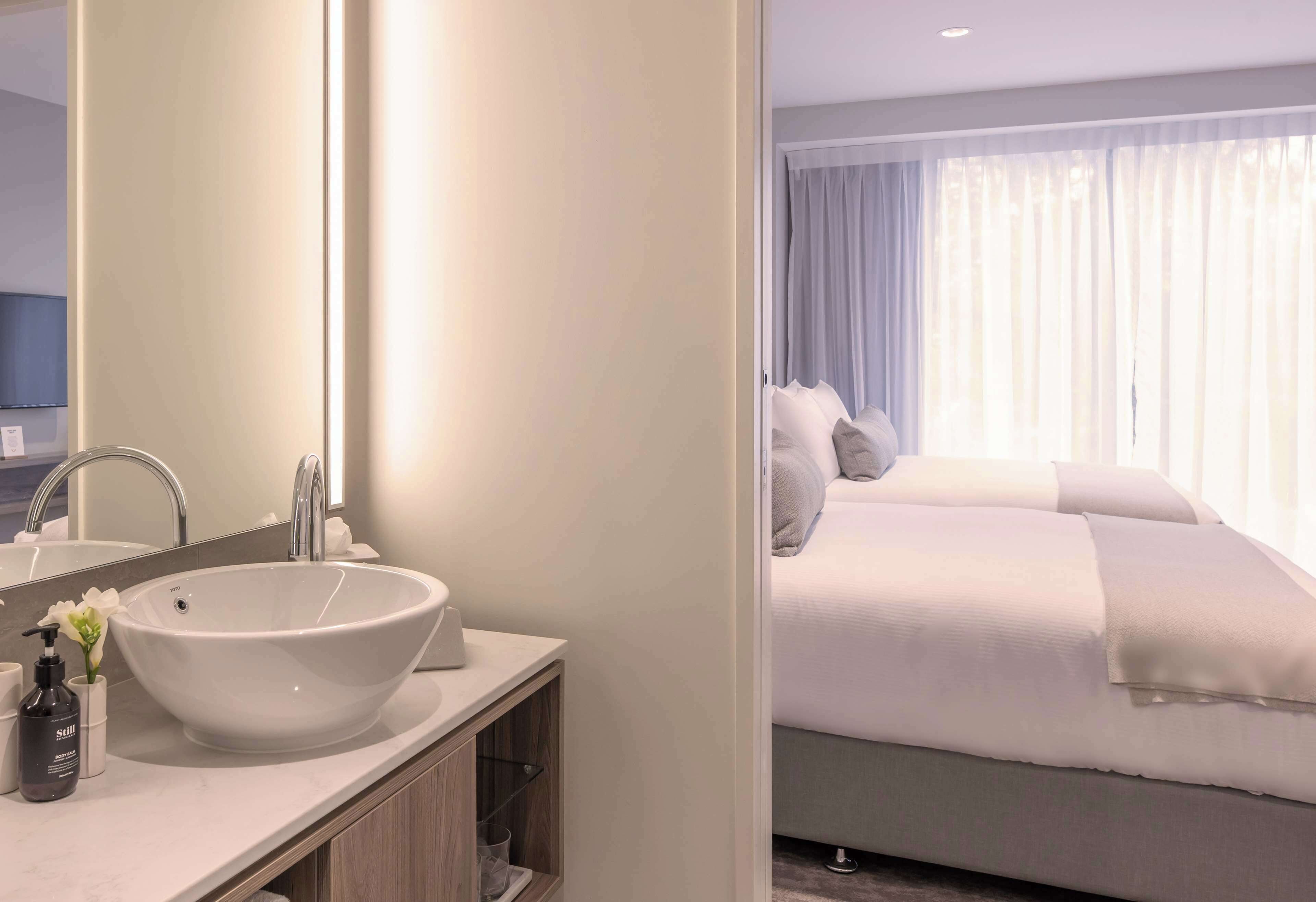 Premium Twin | Egyptian cotton sheets, premium bedding, in-room safe, desk