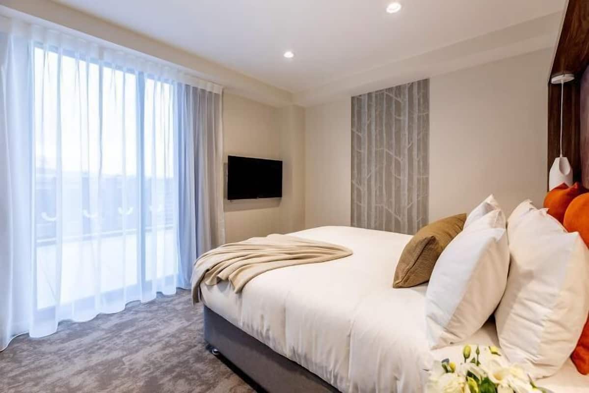 Egyptian cotton sheets, premium bedding, in-room safe, desk
