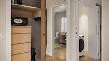 Un baño moderno con inodoro, lavamanos y lavadora.