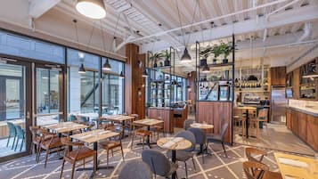 Serveert ontbijt, lunch en diner