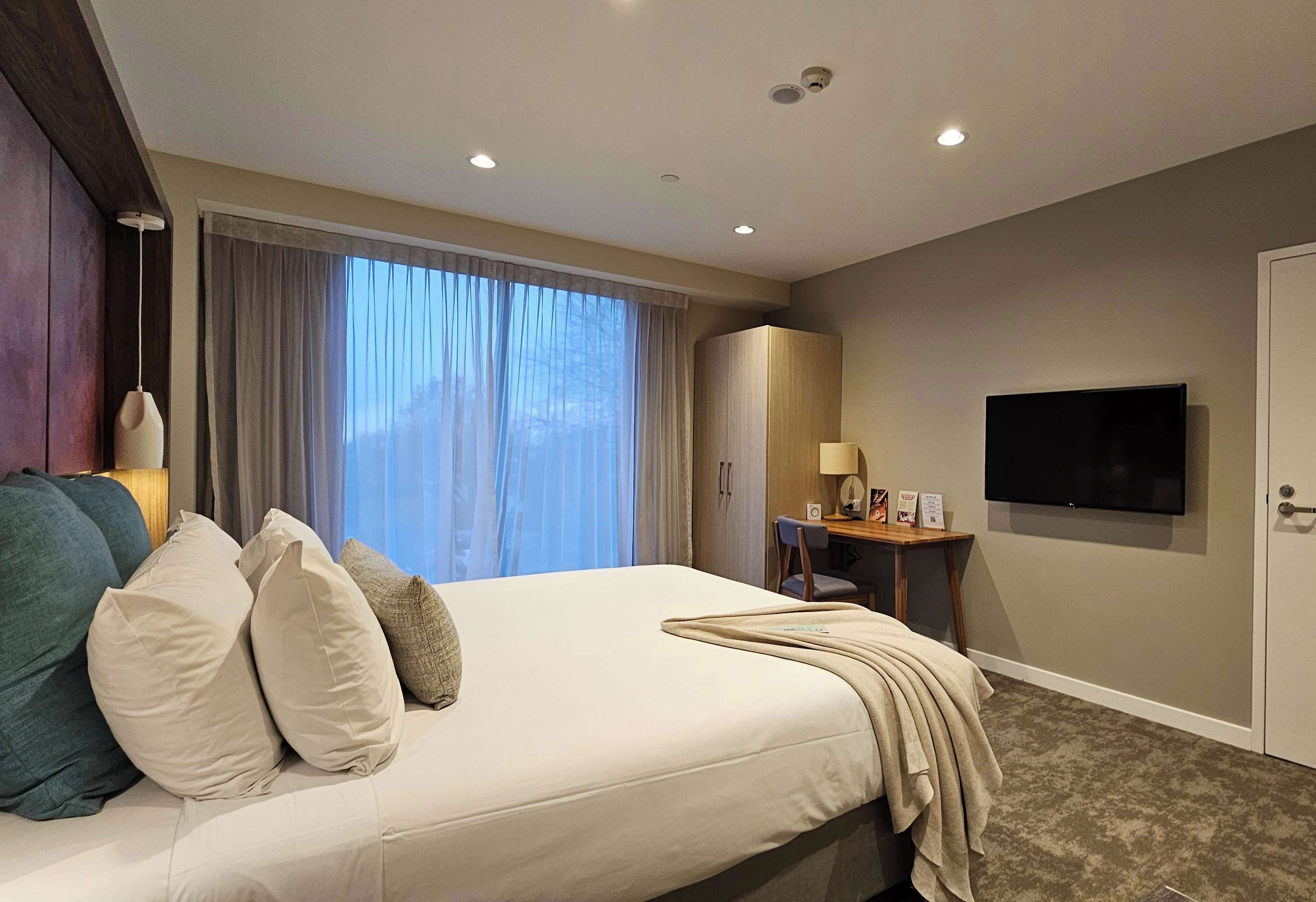 premium king | 1 bedroom, egyptian cotton sheets, premium bedding, in-room safe