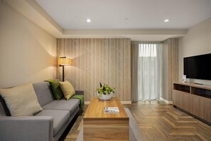 Una sala moderna con un sofá, una mesa de centro y una televisión.