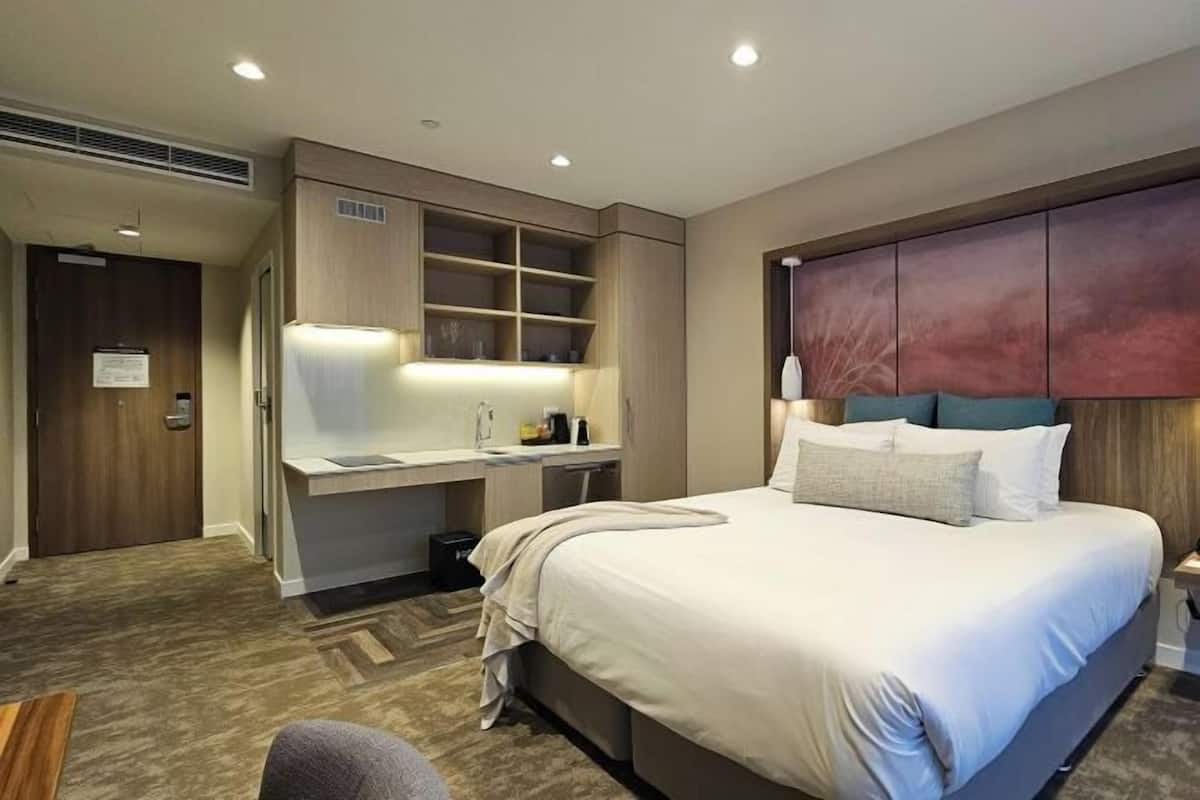 Egyptian cotton sheets, premium bedding, in-room safe, desk