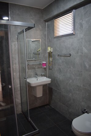 Comfort Twin Room | Bathroom | Shower, free toiletries, hair dryer, slippers