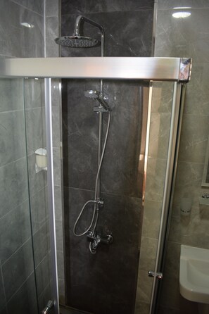 舒适双床房 | 浴室淋浴