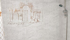 Kahden hengen royal-huone (kaksi sänkyä), useita sänkyjä | Kylpyhuone | Hiustenkuivaaja, tohvelit, pyyhkeet