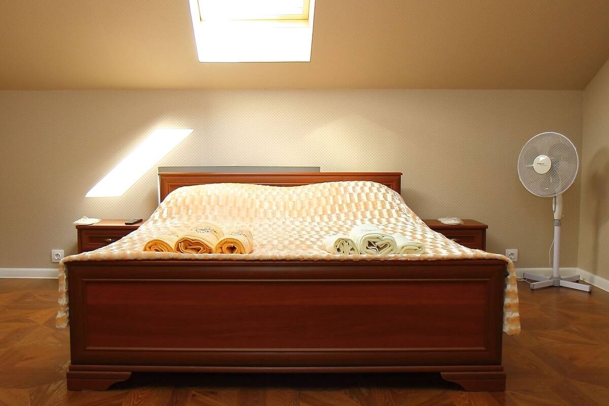 Habitación Confort doble, 1 cama de matrimonio grande, no fumadores | Escritorio, cortinas opacas, sistema de insonorización y wifi gratis