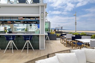 Breakfast, lunch, dinner served; Californian cuisine, beach views 