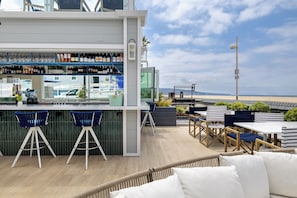 Breakfast, lunch, dinner served; Californian cuisine, beach views - Sea Sprite Beach Club (Hermosa Beach)