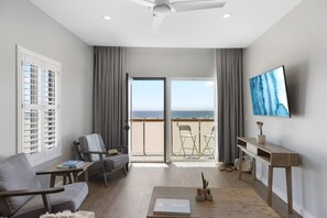 Suite, 1 très grand lit et 1 canapé-lit, balcon, vue sur l’océan | Aire de séjour | Téléviseur à écran plat de 52 po avec télévision par câble, téléviseur