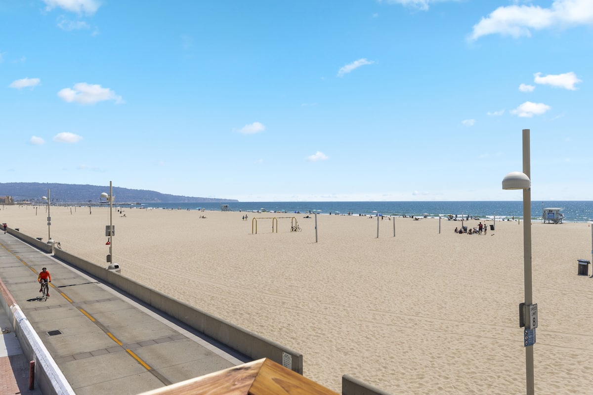 Suite, 1 King Bed with Sofa bed, Balcony, Ocean View | Beach/ocean view