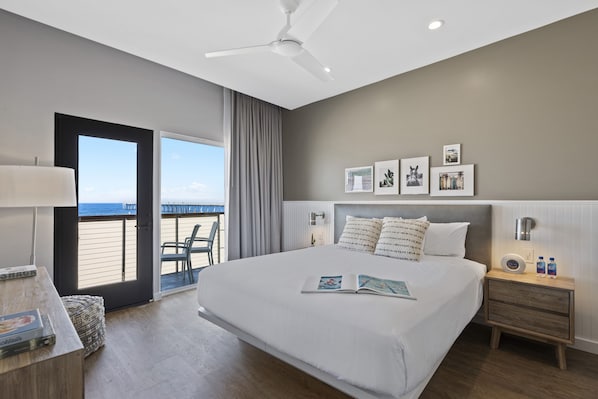 Suite panoramique, 1 très grand lit et 1 canapé-lit, balcon, vue sur l’océan | Literie de qualité, couette en duvet, minibar, coffre-fort