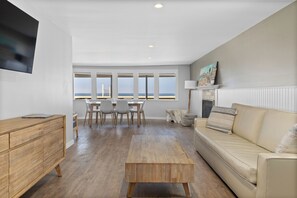 Bungalow Prestige | Aire de séjour | Téléviseur à écran plat de 52 po avec télévision par câble, téléviseur