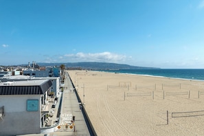 On the beach - Sea Sprite Beach Club (Hermosa Beach)