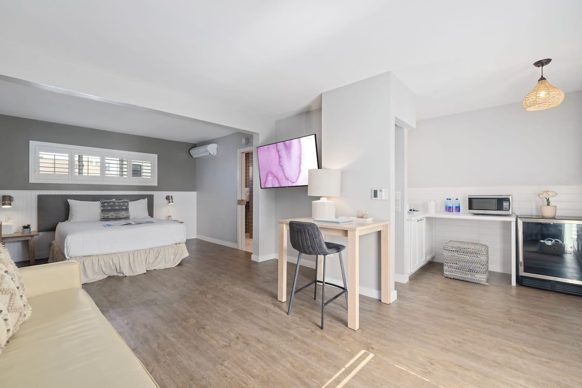 Exclusive Room, 1 Queen Bed, Accessible | 1 bedroom, premium bedding, down comforters, minibar