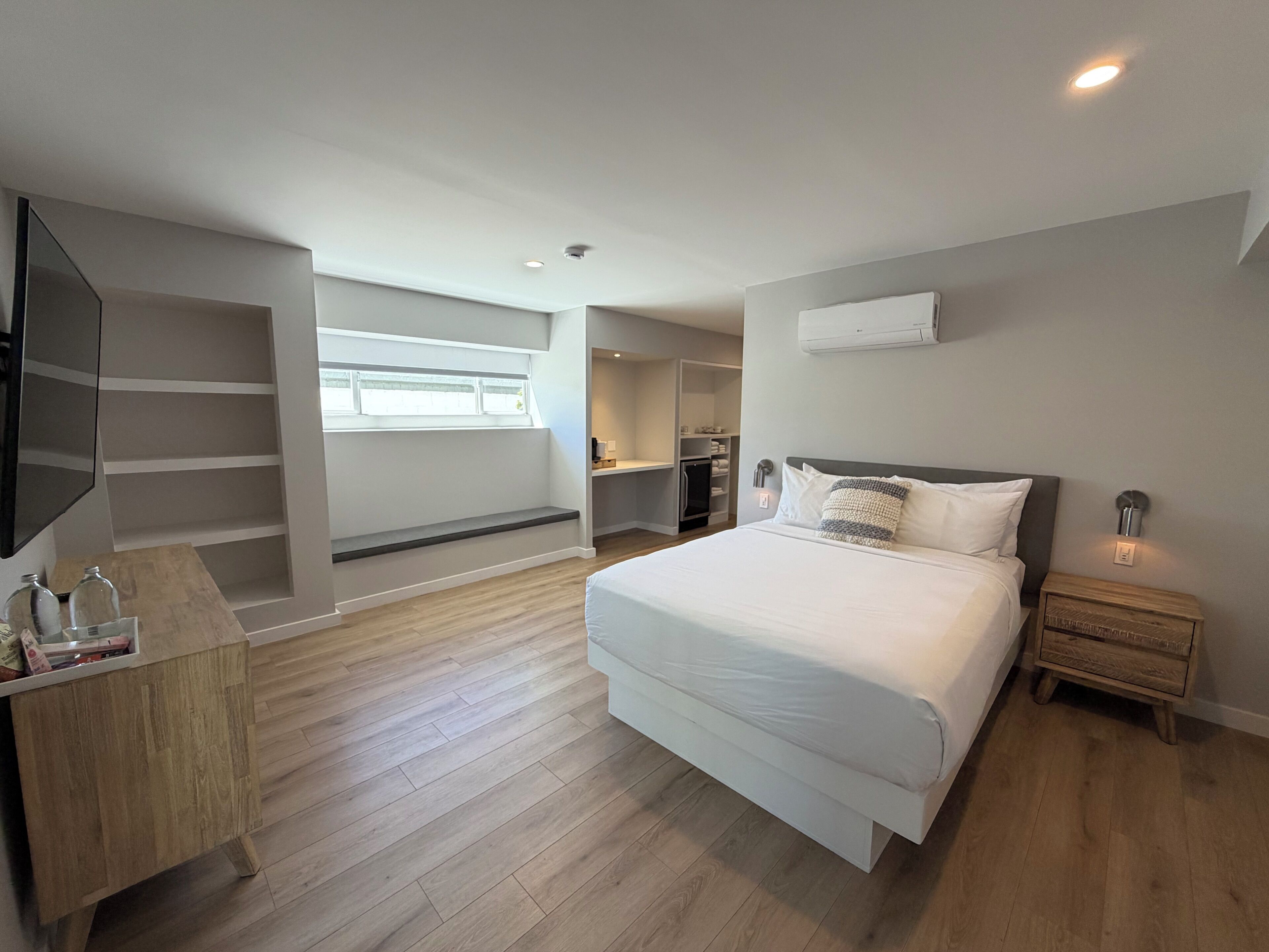 Exclusive Room, 1 Queen Bed, Accessible | Premium bedding, down comforters, minibar, in-room safe