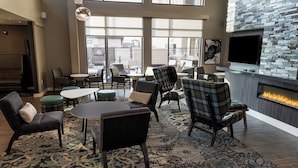 A modern lounge area with comfortable seating, a flat-screen TV, and a fireplace. - Residence Inn by Marriott Rocklin Roseville (Roseville)