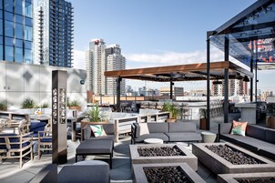 2 bars/lounges, cocktail bar, lobby lounge