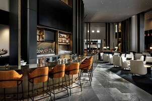2 bars/lounges, cocktail bar, lobby lounge