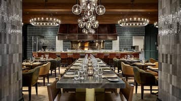 2 restaurants; lunch and dinner served