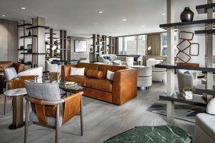 2 bars/lounges, cocktail bar, lobby lounge