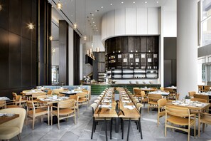 2 restaurants servant le déjeuner