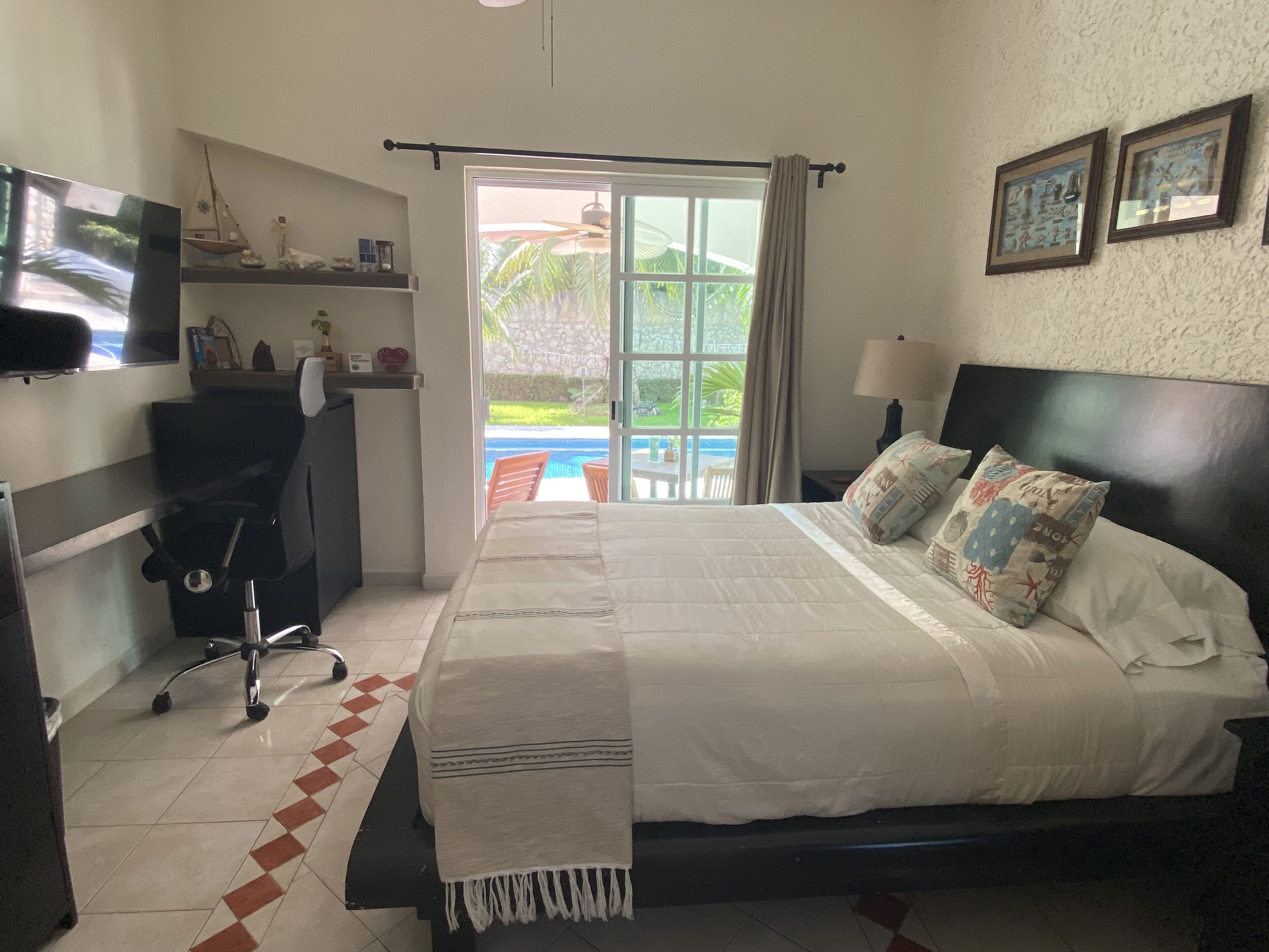 精品客房, 1 张大床, 无烟房, 泳池景观 | 特色装修、特色家居、遮光窗帘、熨斗/熨板