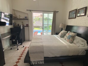 Elite kamer, 1 queensize bed, niet-roken, uitzicht op zwembad | Individueel gedecoreerd, individueel gemeubileerd