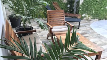 Elite kamer, 1 queensize bed, niet-roken, uitzicht op zwembad | Terras