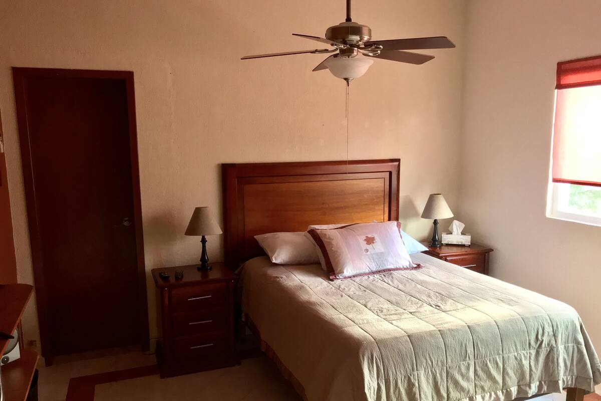 Cortinas blackout, tabla de planchar con plancha y wifi gratis 