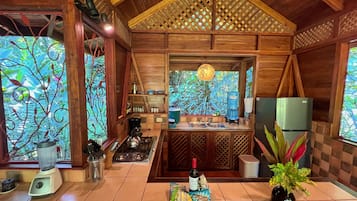 Villa Deluxe, varias camas, piscina privada | Cocina privada | Frigorífico grande, placa de cocina, cafetera o tetera y tostadora