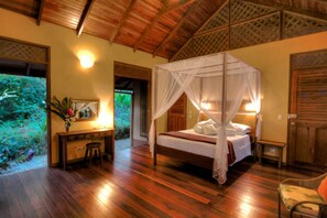 Villa Luxe, piscine privée, côté jardin