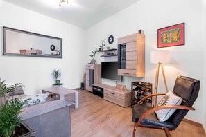 Smart TV, Netflix, streaming services, stereo