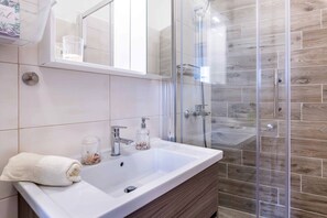 Douche, séchoir à cheveux, serviettes fournies, papier de toilette