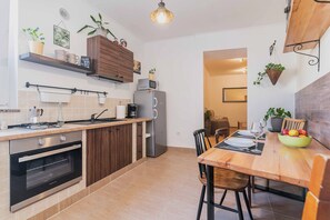 Køleskab, mikrobølgeovn, ovn, kogeplade