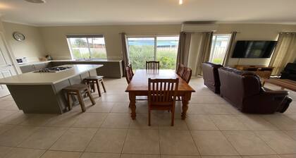 Welcome to Dalveen Cottage! Walking distance to the beach.