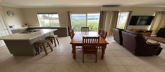 Welcome to Dalveen Cottage! Walking distance to the beach.