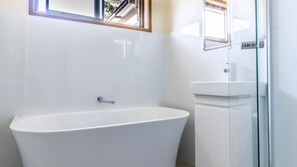 Separate bathtub and shower