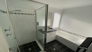 Bathtub, towels, soap, shampoo - Miss Boronia is a modern style home (Jurien Bay)