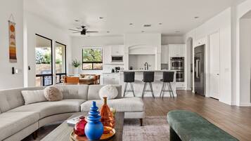 Una televisión, una chimenea, una mesa de tenis de mesa