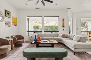 Una televisión, una chimenea, una mesa de tenis de mesa