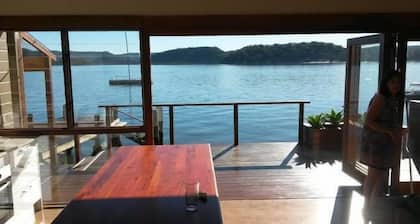 Línea de costa absoluta: Turners River House Hawkesbury River. WOBBY BEACH