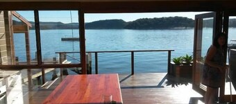 Absolute Waterfront: Turners-joen talo Hawkesbury-joen. WOBBY BEACH